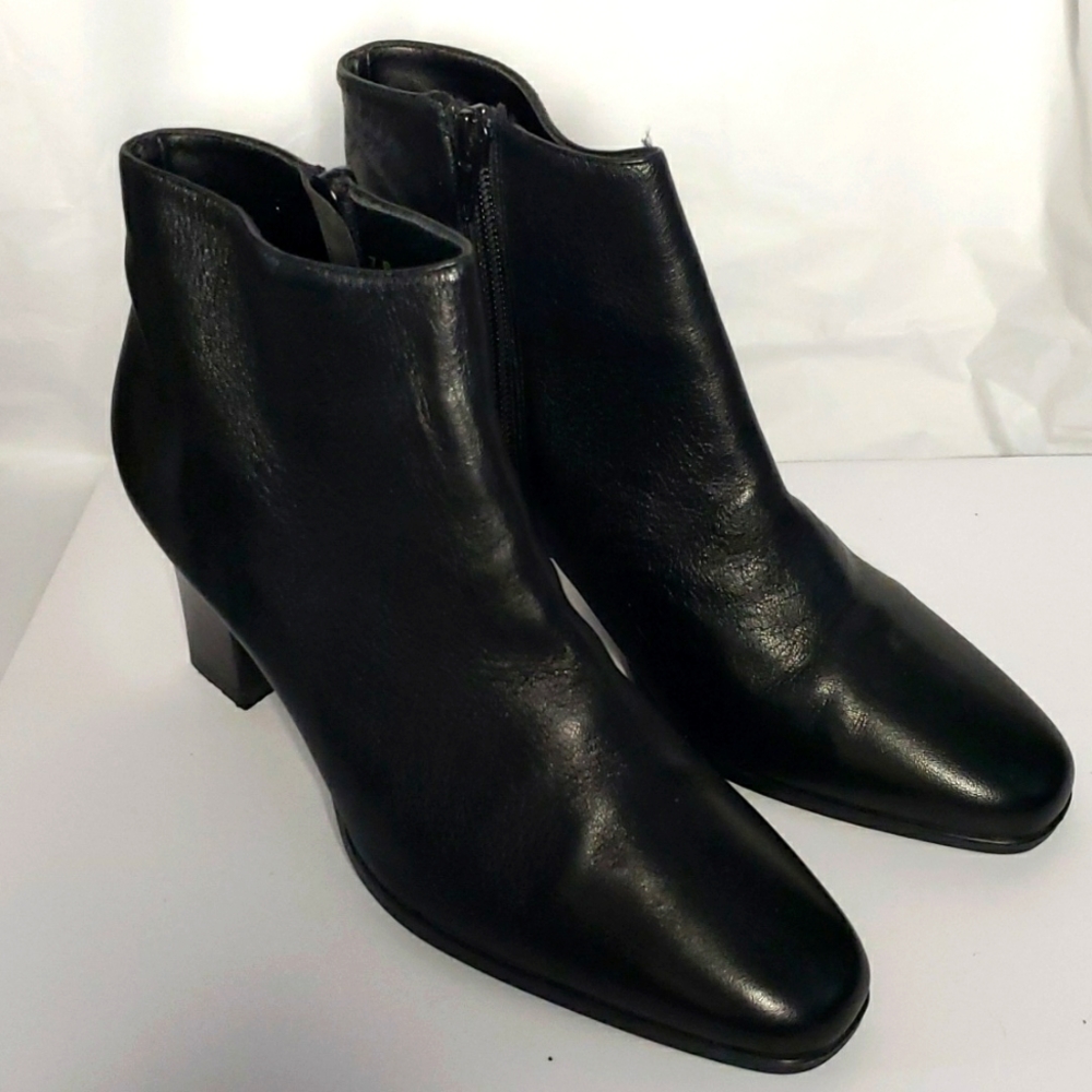 Aerosoles black leather low boot 7B